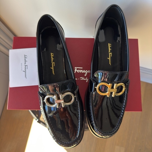 Salvatore Ferragamo Rolo Reversible Gancini Patent Leather Loafers Black - Picture 13 of 14
